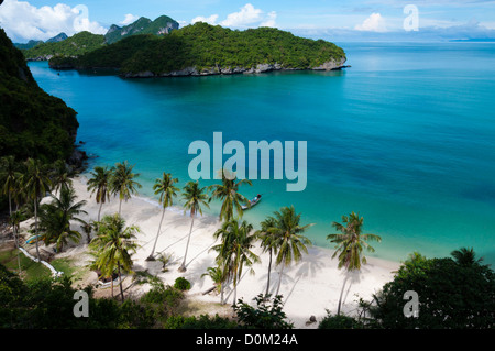 La spiaggia e le isole che circondano Ko Wua Talab situato in Thailandia del parco nazionale marino di Ang Thong Foto Stock