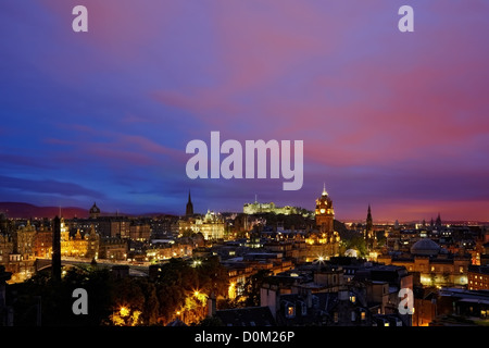 Sunset over night Edimburgo dal Calton Hill, Scozia Foto Stock