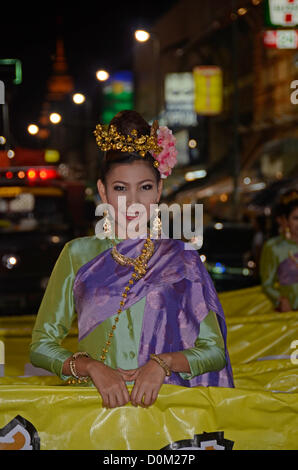 Una Thai lady al Bazaar Notturno area di Chiang Mai il martedì 27 novembre, 2012 in una sfilata di Loy Krathong. Foto Stock