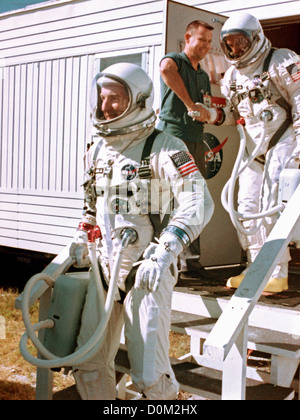 Gemini 12 primo equipaggio astronauti James A. Lovell Jr. (leader) comando pilota E. Edwin Aldrin Jr pilota appropriato lasciare il rimorchio Foto Stock