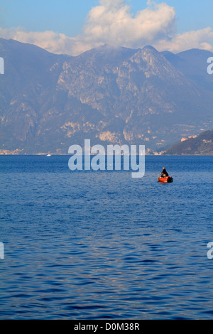 Due uomini la pesca da una barca sul Lago d'Iseo vicino a Bergamo, Lombardia, Italia, Europa. Foto Stock