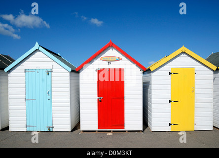 Pittoresca spiaggia di capanne a Goodrington Sands, Torbay, Devon, Regno Unito Foto Stock