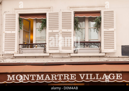 Le finestre e le persiane al di sopra di negozio a Montmartre, Paris, Francia Foto Stock