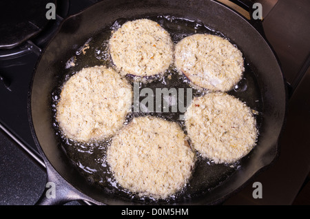 Fette di panate melanzana fresca essendo fritti Foto Stock