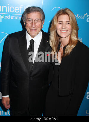 Nov. 27, 2012 - New York New York, Stati Uniti - Cantante Tony Bennett e sua moglie Susan CROW frequentare l'Ottava annuale UNICEF Snowflake Ball presentato da Baccarat tenutosi a Cipriani 42nd Street. (Credito Immagine: © Nancy Kaszerman/ZUMAPRESS.com) Foto Stock