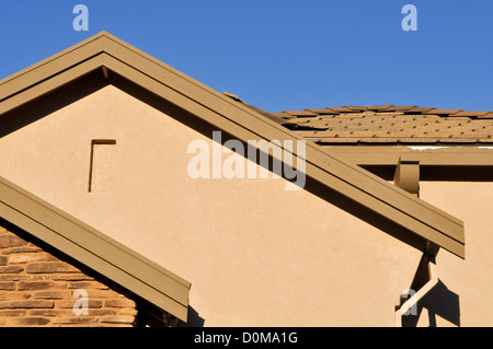 Nuova casa in costruzione con cielo blu Foto Stock