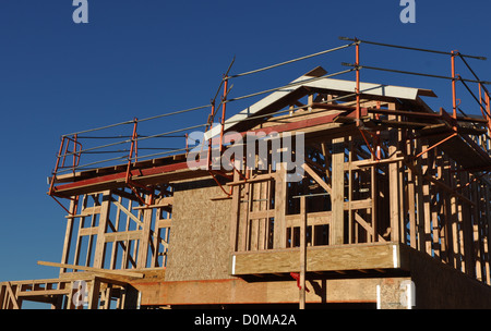 Nuova costruzione a due piani casa in costruzione con cielo blu Foto Stock