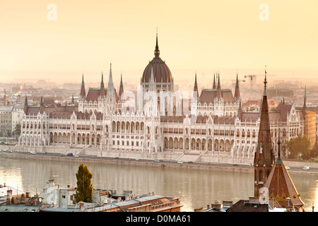 Alba vista del Parlamento ungherese edificio sulle rive del Danubio a Budapest, capitale di Ungheria. Foto Stock