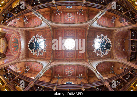 Interno e il soffitto della Sinagoga di via Dohány a Budapest, capitale di Ungheria. Foto Stock