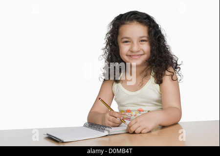 Ritratto di una ragazza la scrittura e sorridente Foto Stock