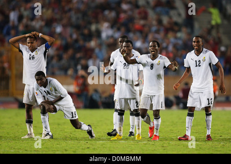 Il Ghana giocatori reagiscono a un compagno di squadra di calcio di rigore durante la sparatoria contro il Brasile per determinare il 2009 FIFA U-20 Coppa del mondo. Foto Stock