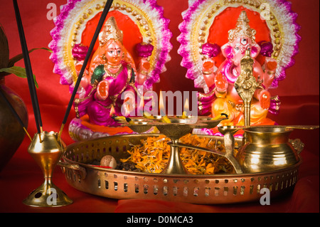 Diwali thali davanti agli idoli del Signore Ganesha e la dea Lakshmi Foto Stock