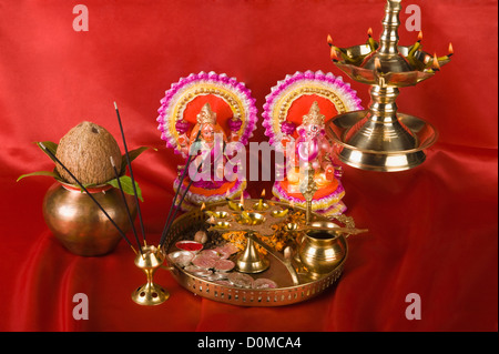 Diwali thali davanti agli idoli del Signore Ganesha e la dea Lakshmi Foto Stock