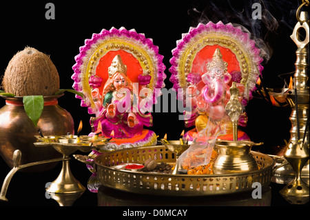 Diwali thali davanti agli idoli del Signore Ganesha e la dea Lakshmi Foto Stock