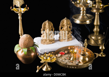 Diwali thali davanti agli idoli del Signore Ganesha e la dea Lakshmi Foto Stock
