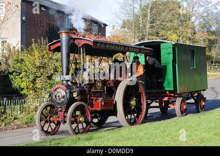 1913 Trattore Burrell 'Defiance' con rimorchio nel Nord Oxfordshire village di gancio Norton Foto Stock