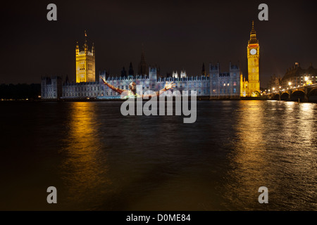 Le Case del Parlamento acceso con un'immagine di Usain Bolt durante il London 2012 Giochi Olimpici. Foto Stock