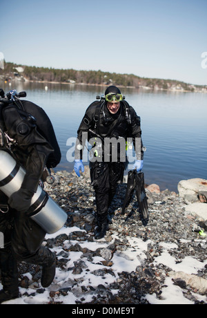 Due subacquei a piedi al di fuori dell'acqua Foto Stock