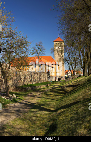 Un originale old town hall e Crusader del castello e Szczytno, Polonia. Foto Stock