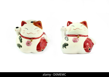 Maneki Neko ( giapponese fortune cat ) isolato su bianco Foto Stock