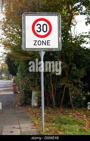 Cartello stradale di limite di velocità zona trenta Foto Stock
