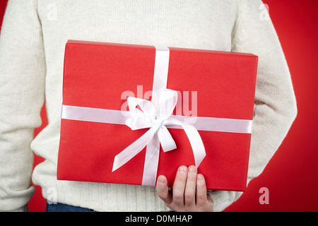 Immagine di giftbox detenute da maschio Foto Stock