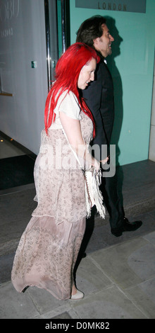 Jonathan Ross e moglie Jane Goldman visto che conduce il ristorante Nobu. Il giovane celebrando il loro 22° anniversario di matrimonio a Londra, Foto Stock