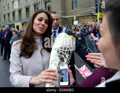 Il Duca e la Duchessa di Cambridge per la loro prima visita a Cambridge dal loro matrimonio. Essi hanno parlato con i membri del pubblico come hanno camminato dal Guild Hall per la casa del senato di Cambridge City Centre Foto Stock