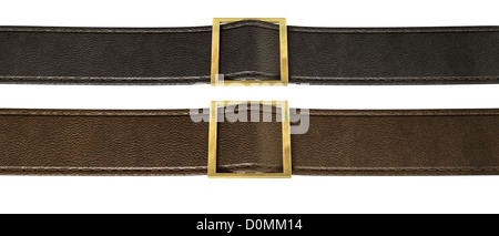 Due fianco a fianco in pelle cucita strisce in nero e marrone filettata attraverso un gold della fibbia della cintura di sicurezza su un sfondo isolato Foto Stock