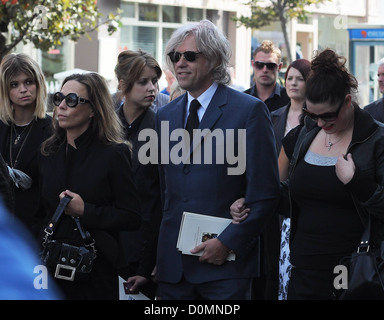 Bob Geldof si è unita alle sue figlie Fifi, pesche, Pixie e Tiger Lily e il partner Jeanne Marine al funerale del suo Foto Stock