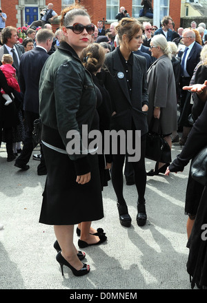 Bob Geldof si è unita alle sue figlie Fifi, pesche, Pixie e Tiger Lily e il partner Jeanne Marine al funerale del suo Foto Stock