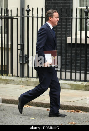 DAVID CAMERON del primo ministro britannico arriva a Downing Street LONDRA INGHILTERRA UK 28 Novembre 2012 Foto Stock