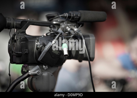 Videocamera professionale sul treppiede Foto Stock
