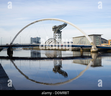 Vista lungo fiume Clyde verso il ponte ad arco o Squinty Bridge come è noto localmente verso il SECC a Glasgow Foto Stock