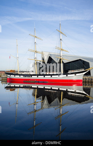 Visualizzare di nuovo il Riverside Museum di trasporto e nave Glenlee in Glasgow Scotland Regno Unito architetto Zaha Hadid Foto Stock