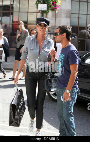 Brigitte Nielsen non un posto di shopping passa quindi per un pranzo romantico con il marito Mattia Dessi London Inghilterra England Foto Stock