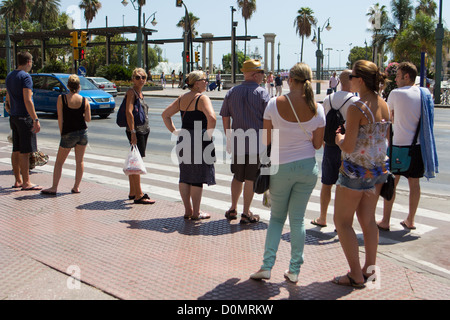 Pedoni in attesa di attraversare la strada principale Malaga Spagna Foto Stock