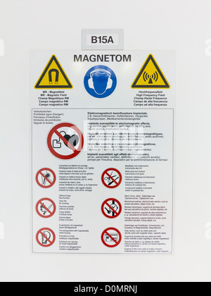 Campo magnetico di segno di avvertimento Foto Stock