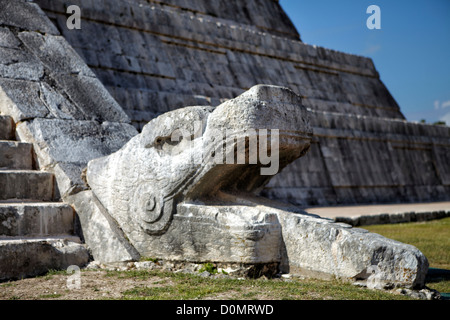 Testa di serpente sul lato nord del tempio di Kukulkan (Castillo De Kukulcan/El Castillo). Chichen Itza sito in Yucatan, Messico Foto Stock