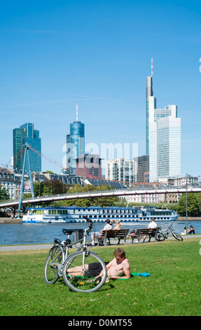Skyline del quartiere finanziario di Francoforte e il Riverside park in estate in Germania Foto Stock