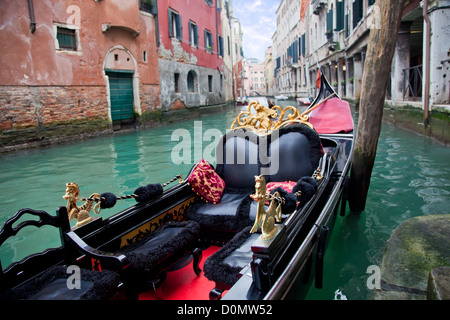 Gondola a Venezia al molo Foto Stock