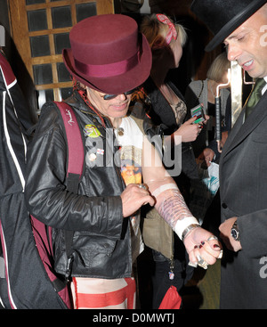 Adam Ant all'Ivy con nuovi tatuaggi sul suo braccio protetti da pellicola a Londra, Inghilterra - 01.09.10 Foto Stock