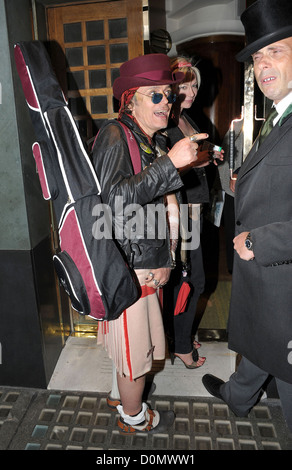 Adam Ant all'Ivy con nuovi tatuaggi sul suo braccio protetti da pellicola a Londra, Inghilterra - 01.09.10 Foto Stock