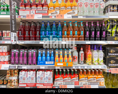 Altre bevande alcoliche in vendita in un supermercato uk Foto Stock