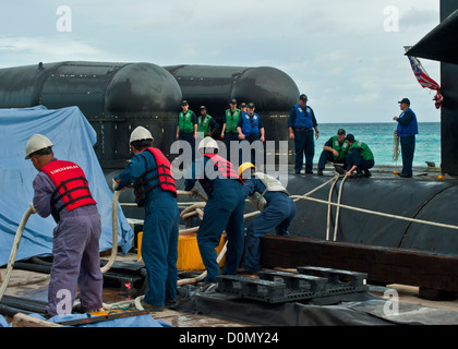 DIEGO GARCIA, Territorio britannico dell'Oceano Indiano (nov. 25, 2012) La Ohio-class guidato-missile submarine USS Florida (SSGN 728) arr Foto Stock