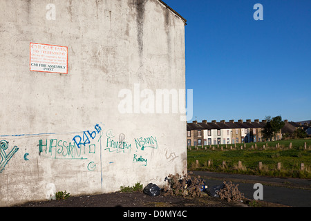 Abbandonate le case a schiera sono saliti fino e in attesa di demolizione, Burnley, England, Regno Unito Foto Stock