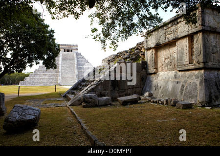Un lato della Plataforma De Venere con il tempio di Kukulcan in background. Chichen Itza, Yucatan, Messico Foto Stock