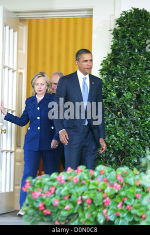 Il segretario di Stato Hillary Clinton, presidente Barack Obama presidente degli Stati Uniti affronta la media per quanto riguarda la Foto Stock