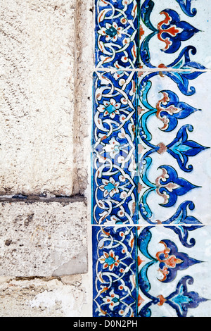 Close-up foto del blu piastrelle ottomano nel palazzo Topkapi, Istanbul, Turchia Foto Stock