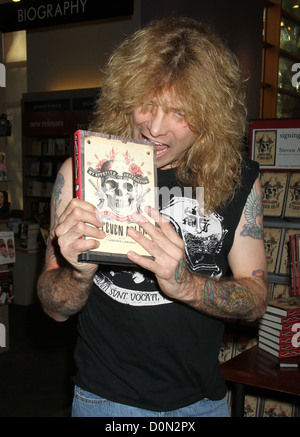 Batterista per Guns n' Roses, Steven Adler al suo libro firma per 'My Appetite For Destruction" alle frontiere Bookstore. Foto Stock